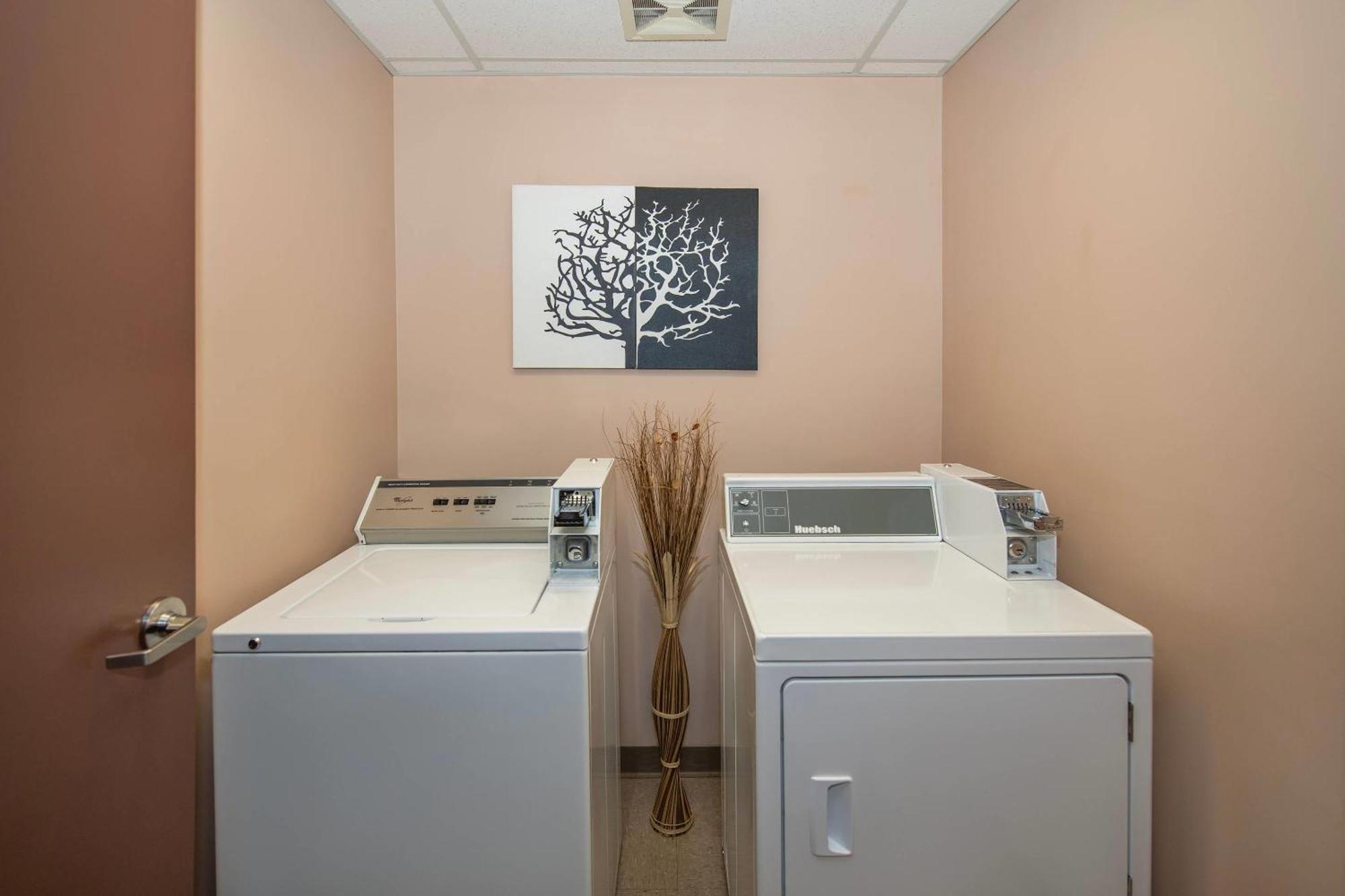 Quality Inn & Suites Lethbridge Buitenkant foto