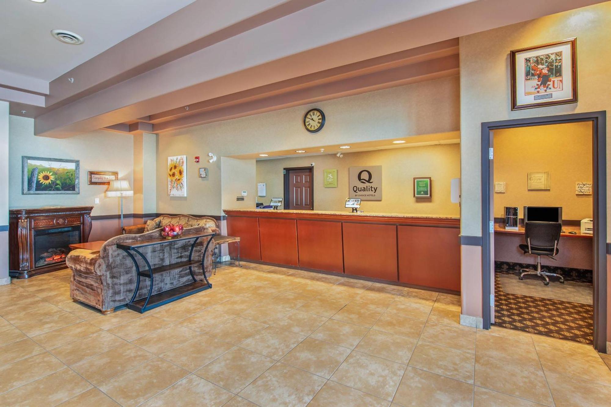 Quality Inn & Suites Lethbridge Buitenkant foto